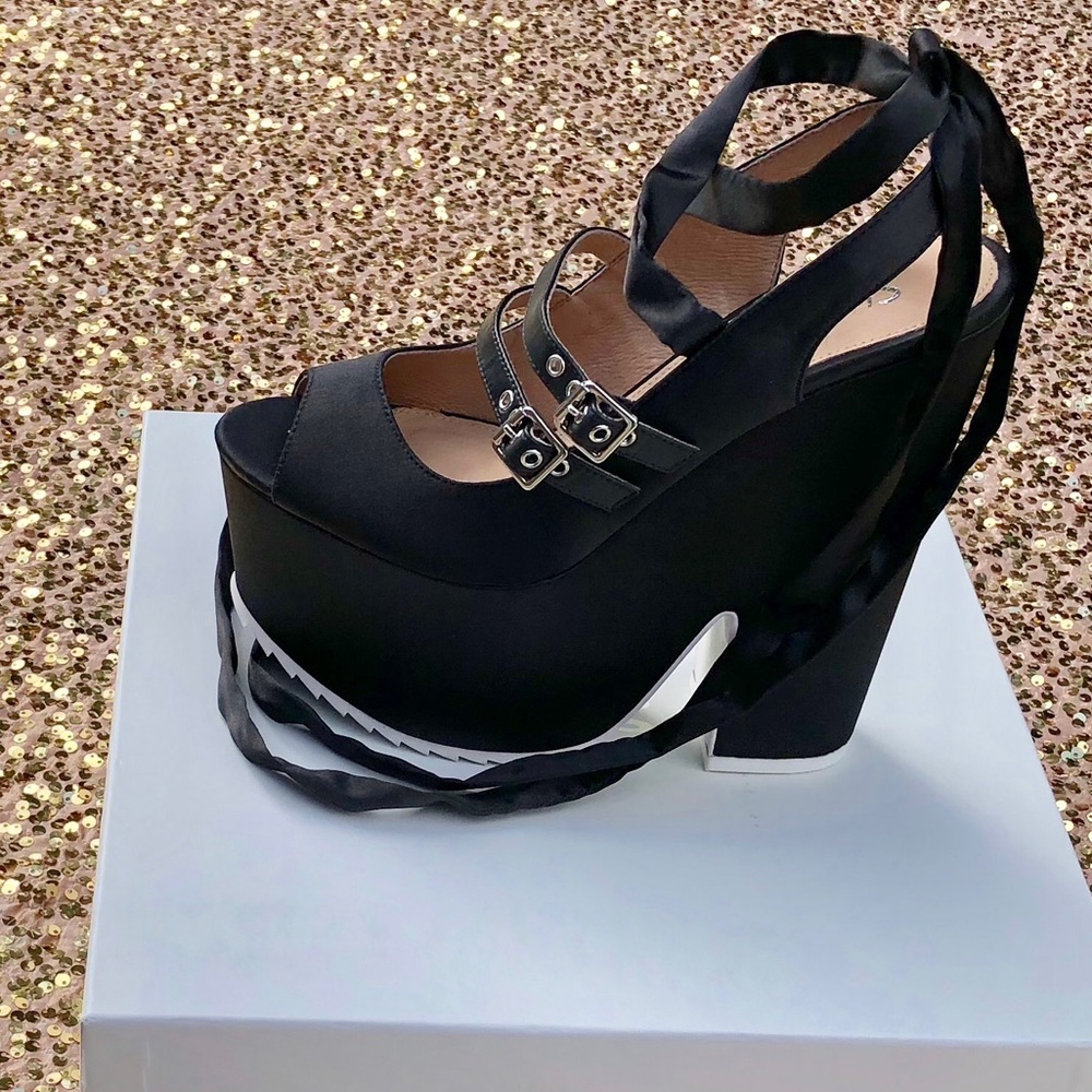 BRAND NEW Shellys London Pumps size 7.5